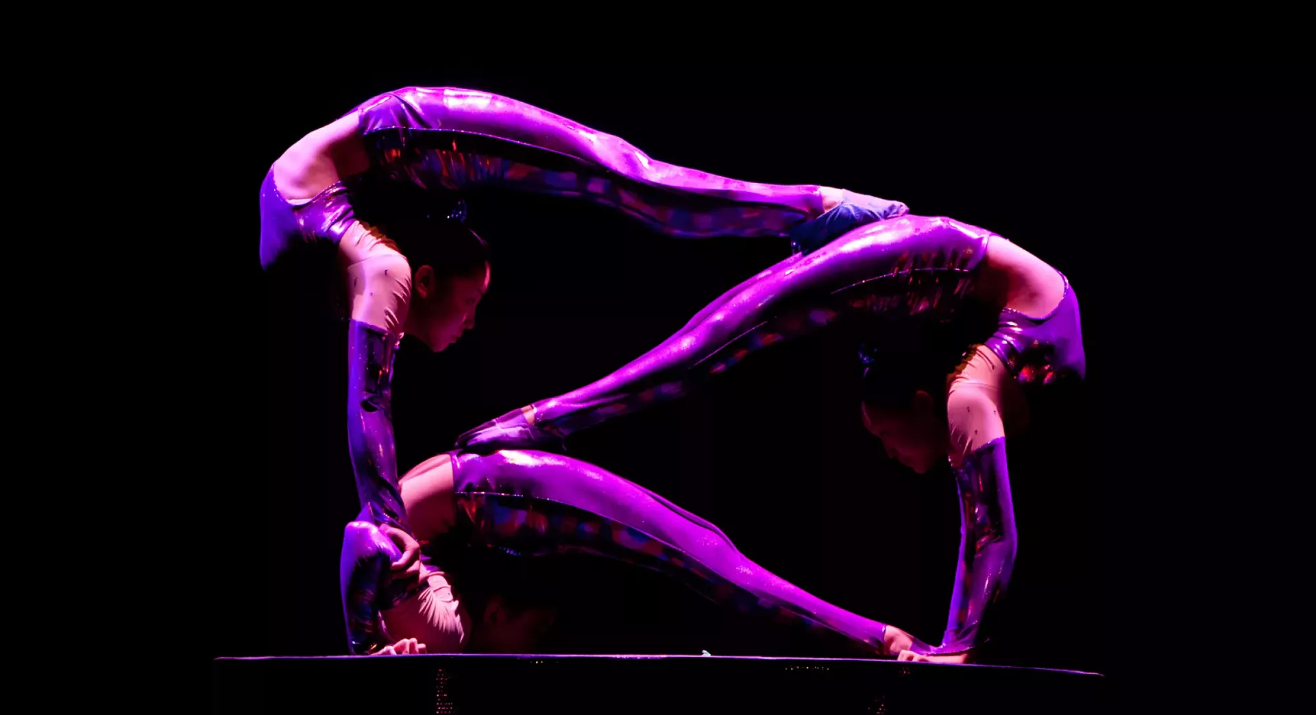 golden_dragon_acrobats_04.webp