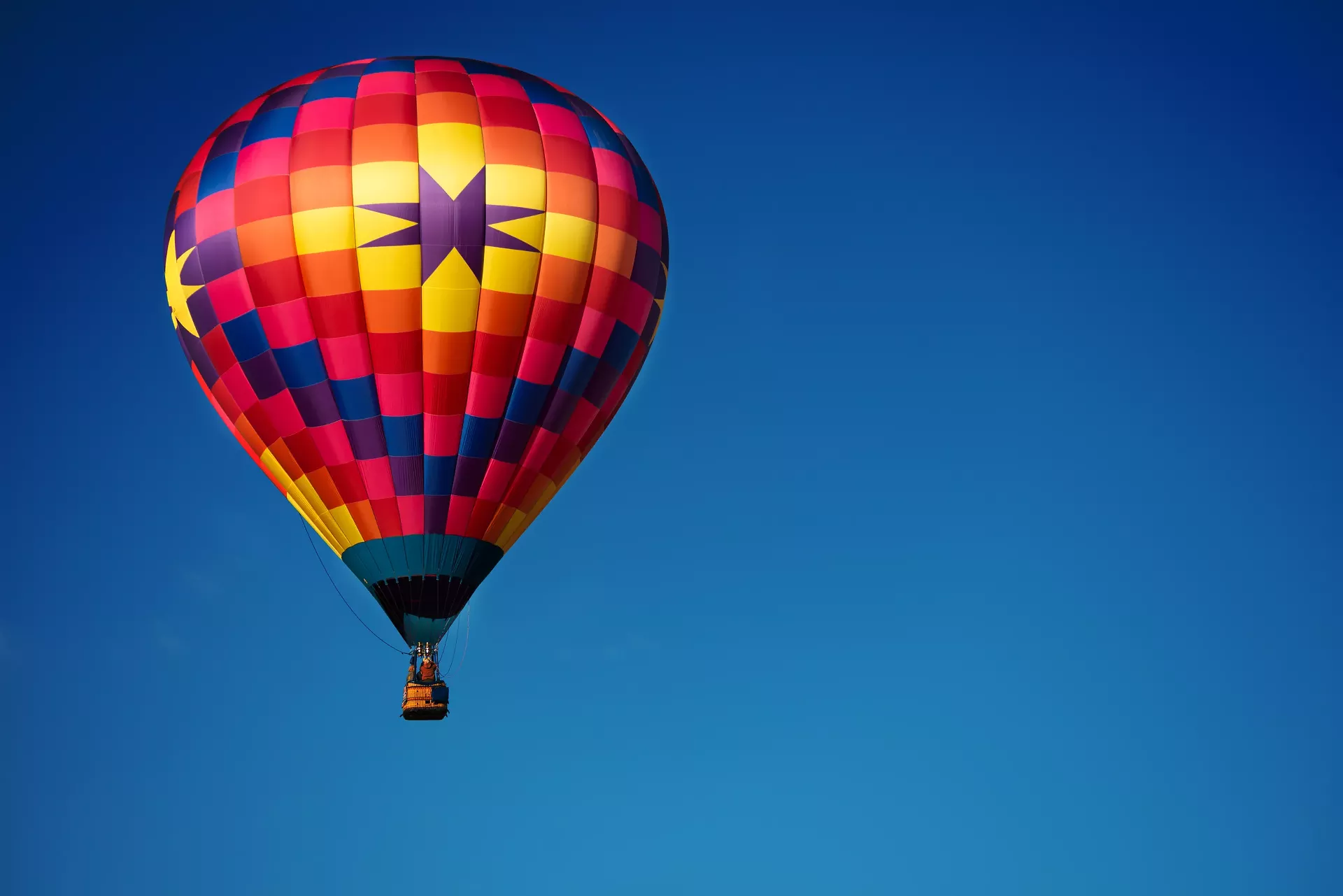 hot_air_balloon_courtesy_of_dreamstime.com_michael_flippo.webp