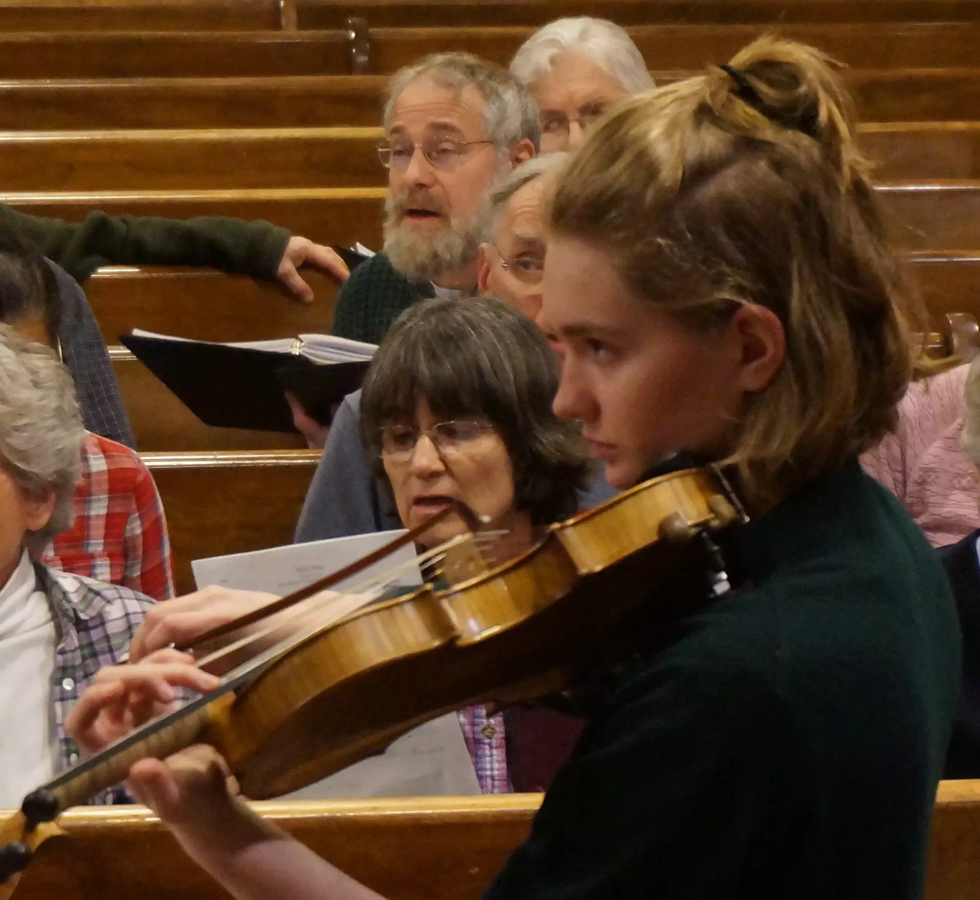 Violinst Romy Munkres with the Middlebury Community Chorus