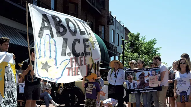 Image: Walmart Arrests Show Why Undocumented Farmworkers Are Leery of Food Shopping