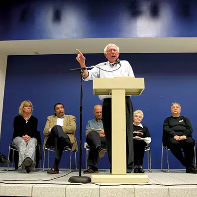Image: In Iowa, Sanders Jabs Clinton Over Trade