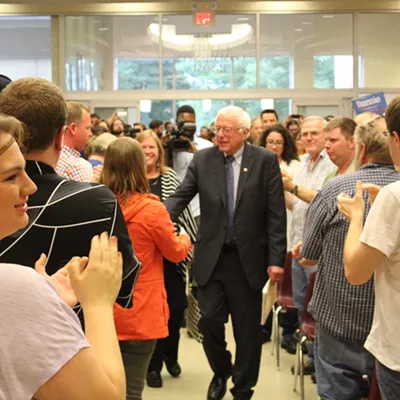 Image: Sanders Barnstorms Increasingly Competitive Iowa