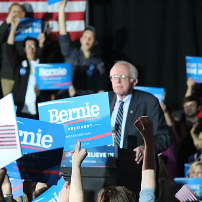 Image: On Caucus Eve, Sanders Urges Iowans to Ignite a Revolution