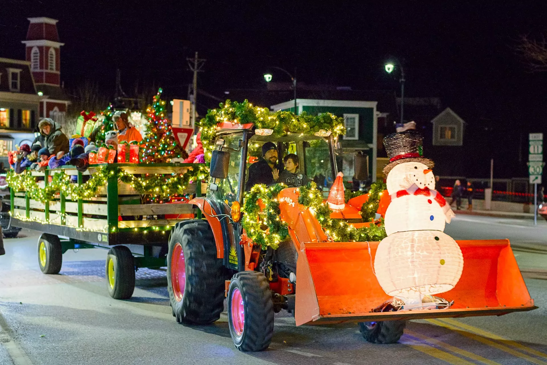 tractor_parade.webp