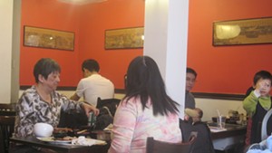 Diners at Tianxia Restaurant Coréen