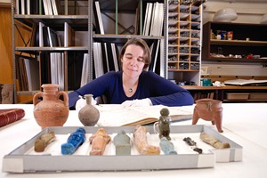 MATTHEW THORSEN - Margaret Tamulonis with Ushabti (1060-960 BCE) and clay vessels (1500-1200 BCE) from Egypt