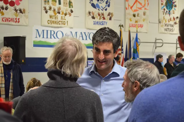 Democrats Back Weinberger for Second Term