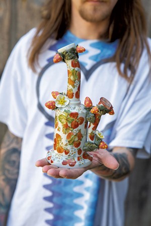 DCN Porcelain's traditional floral decal water pipe - SHEM ROOSE