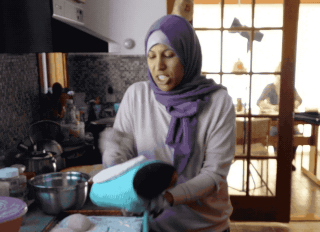 Hend Al-Raimi making bread - KYMELYA SARI | ANDREA SUOZZO