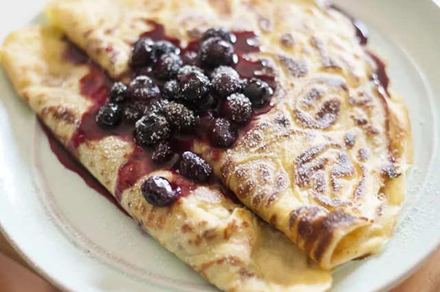 Farmers Market Kitchen: Buttermilk-Blueberry Cr&ecirc;pes