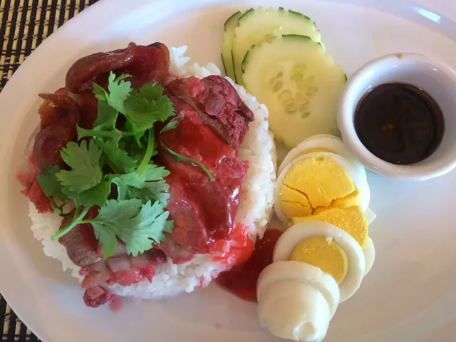 Alice Eats: East West Caf&eacute;