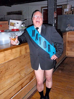 Ric Cengeri as the "dirty mayor"