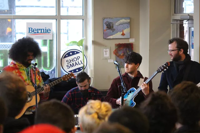 Sanders Returns to Iowa for Pre-Caucus Sprint