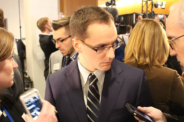 At Iowa Debate, Sanders Pivots From Terrorism to Economics
