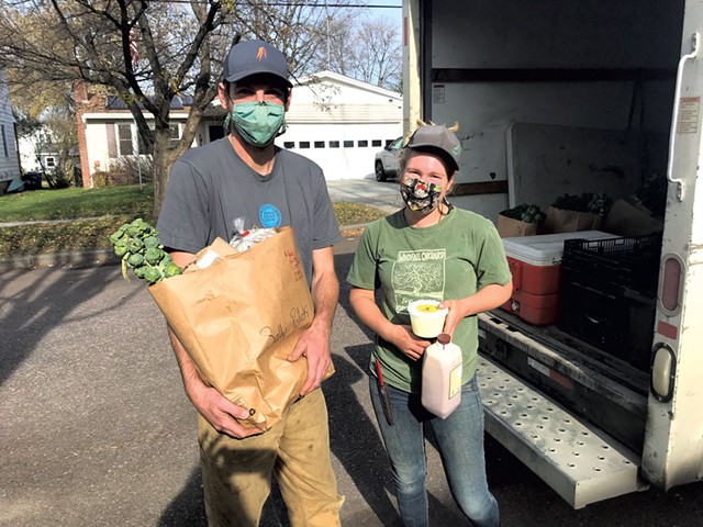Kyle Doda (left) and Betsy Simpson of 1000 Stone Farm in Brookfield making a delivery in Burlington - SALLY POLLAK ©️ SEVEN DAYS