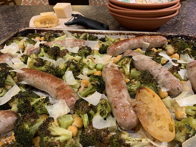 Sheet-pan-roasted sausages, broccoli and chickpeas with lemon and Parmesan - MELISSA PASANEN ©️ SEVEN DAYS