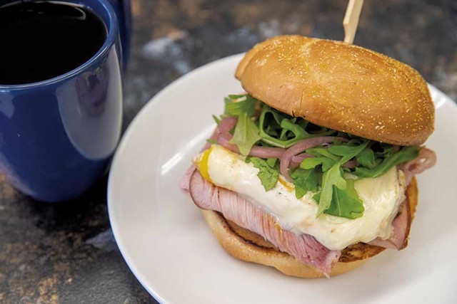 Breakfast sandwich with ham, arugula and pickled red onions - JAMES BUCK