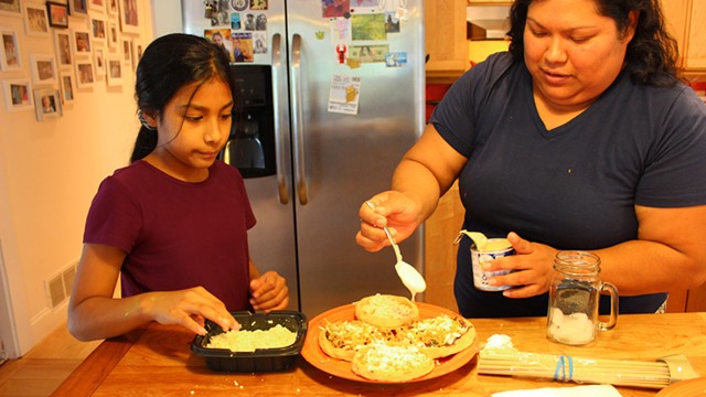 Magnolia Gonz&aacute;lez (right) and her daughter, Jossy, finishing pellizcadas - MELISSA PASANEN