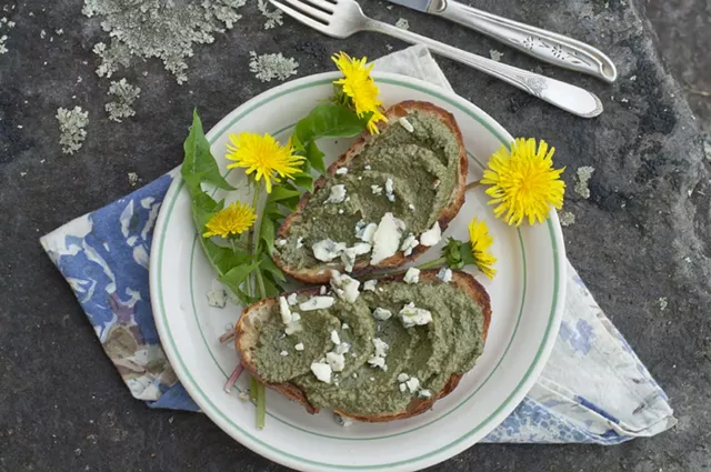 Farmers Market Kitchen: Dandelion Pesto