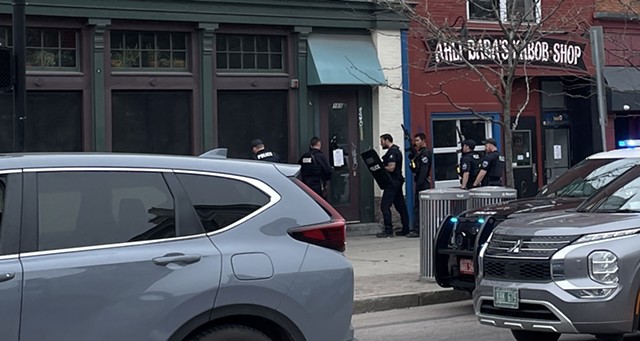 Officers enter 165 Main Street - MARY ANN LICKTEIG ©️ SEVEN DAYS