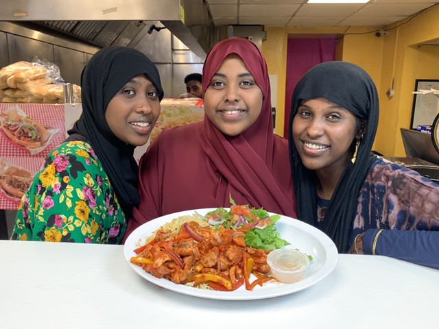 From left: Amina, Bahja and Qamar Ibrahim with Somali rice and chicken - MELISSA PASANEN ©️ SEVEN DAYS
