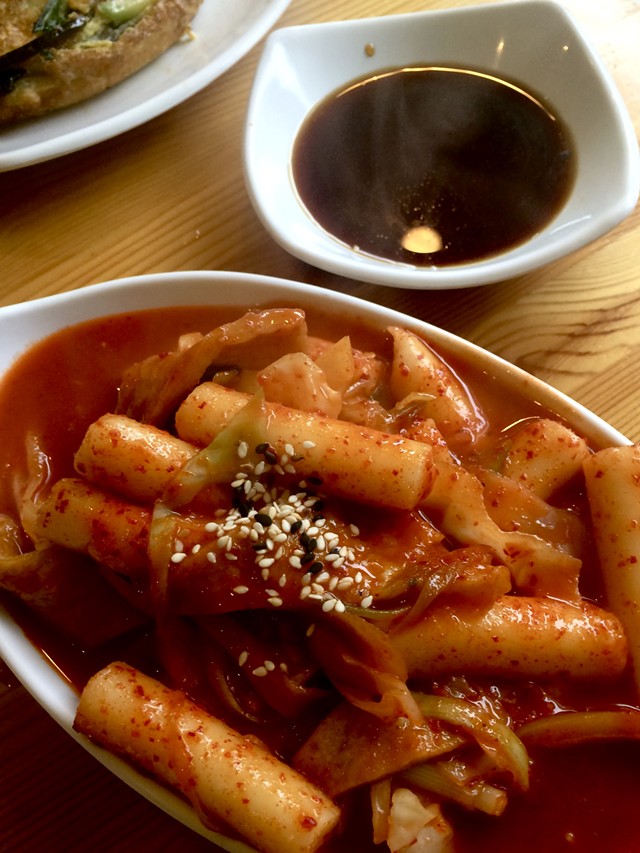 Tteok bokki, hot and spicy "rice cakes" - SUZANNE PODHAIZER
