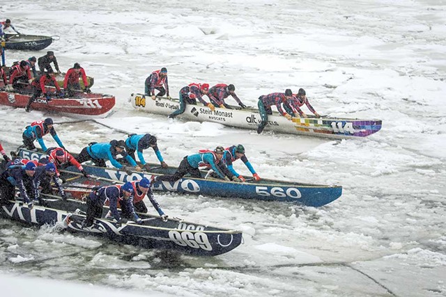 Ice canoeing at Carnaval de Qu&eacute;bec - COURTESY OF FR&Eacute;D&Eacute;RIC LAVOIE/DESTINATION QU&Eacute;BEC CIT&Eacute;