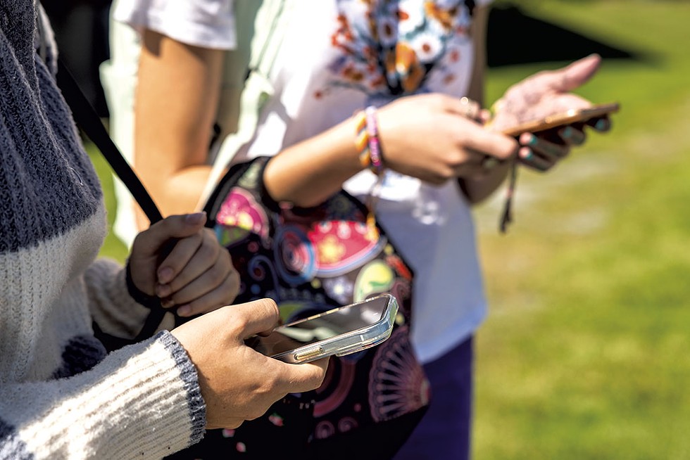 Students using their phones at Thetford Academy - ROB STRONG