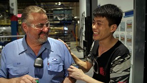 SIDE BY SIDE Chinese and American heartland
workers work through their differences in
Bognar and Reichert’s must-see documentary