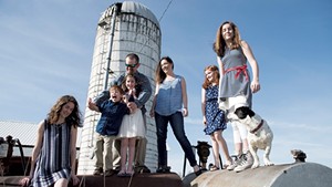 Mom: Nancy Sunderland, 38, founder and creative director, Poe Wovens
    Dad: Bob Sunderland, 39, dairy farmer, Sunderland Farm Inc. (formerly known as Rolling Acres Farm)
    Kids: Daughters Brittany, 16; Abigail, 12; Vanessa, 11; and Laila, 7; and son, Beau, 4