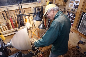 David McWilliams of Yellow Dog Bowls turning a white oak bowl from the largest recorded white oak tree in Vermont - Uploaded by David McWilliams